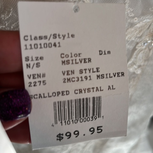 David’s bridal white wedding dress never used size 9. Comes with veil and belt - Picture 13 of 16